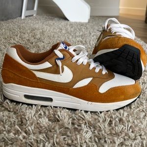 Nike air max 1 premium retro curry. Excellent condition.